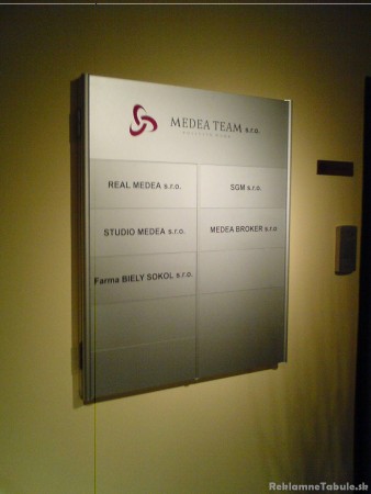 celohliníková firemná tabuľa s vyberateľnými riadkami - custom made