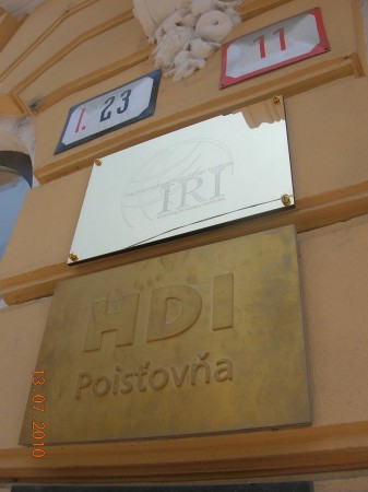 Mosadzná leštená tabuľa organizácie IRI 3